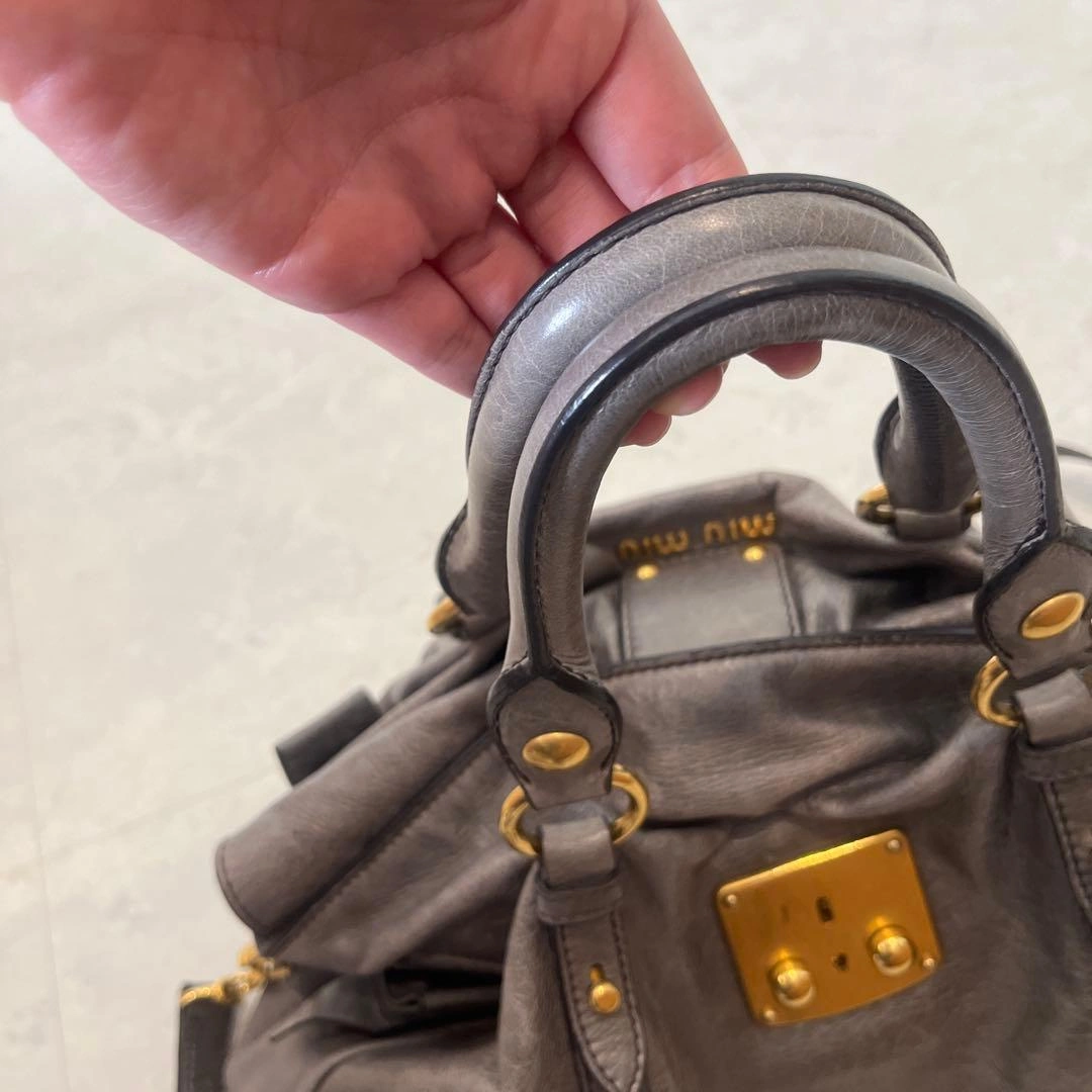 miu miu 2way ハンドバッグ グレーの写真8枚目