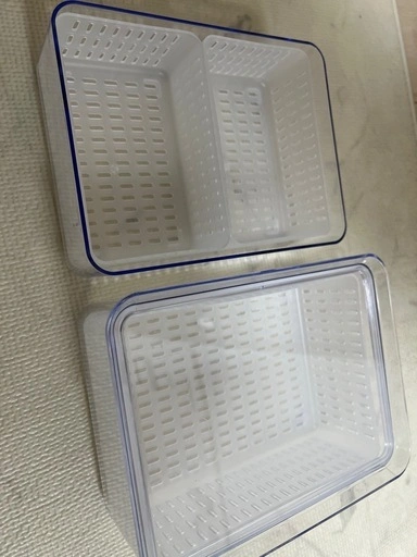 スリーコインズ 《スタッキング可能》ザル付き保存容器 L
