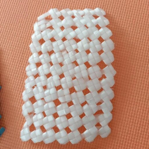 硬いPPバンドのようなもので作ったもので作った鍋敷きの写真2枚目