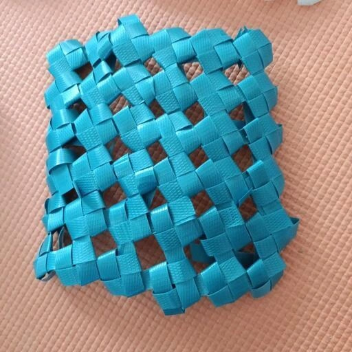 硬いPPバンドのようなもので作ったもので作った鍋敷きの写真3枚目