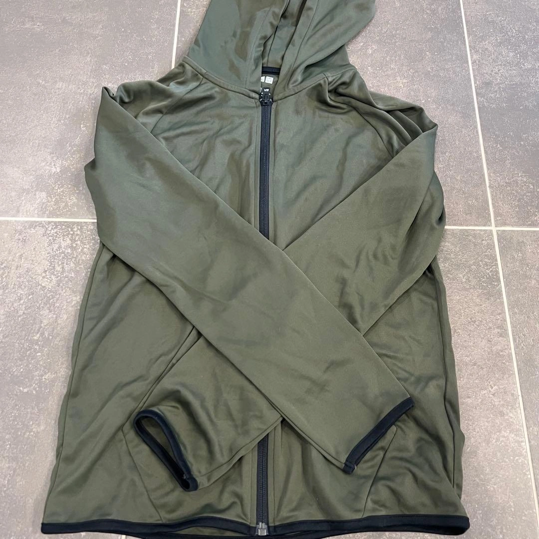 UNIQLO ナイロンフルジップパーカー カーキ Sサイズの写真2枚目