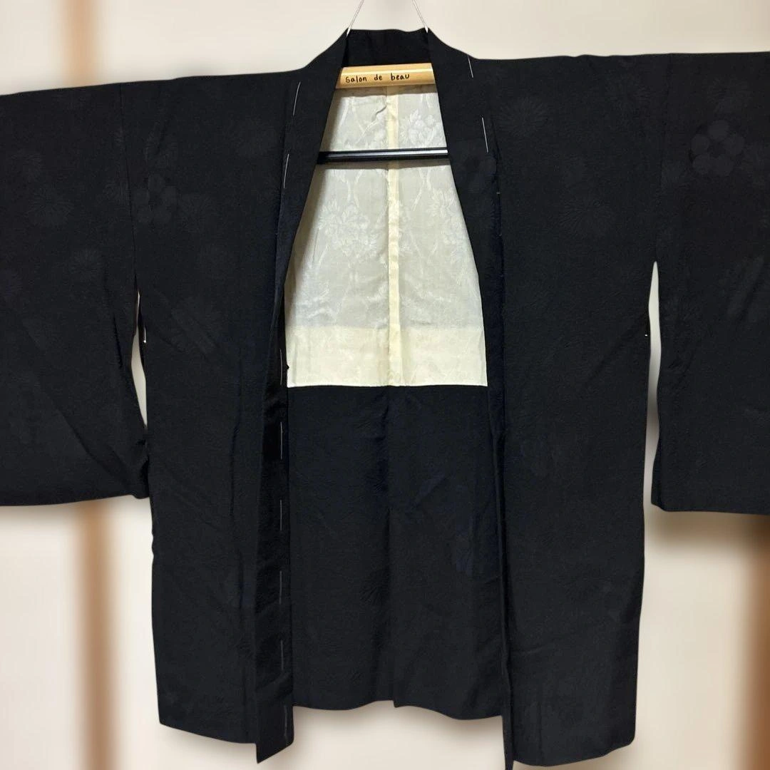 【新品未使用】黒羽織 しつけ糸付き 薄手 地紋入り 昭和レトロ 着物羽織リメイクの写真3枚目
