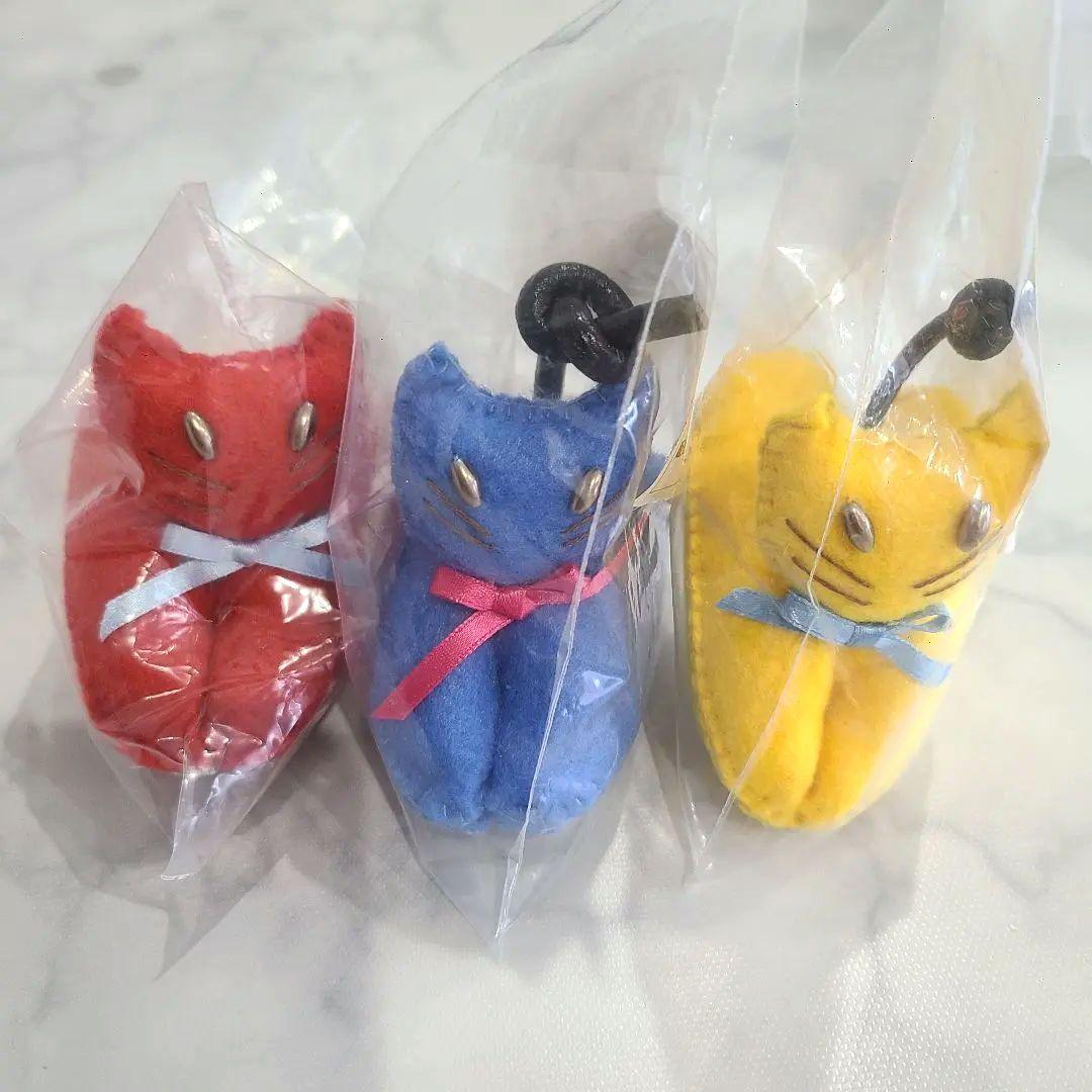 ネコ 赤 青 黄色 セットフェルト 工芸品 手作り 3匹 猫
