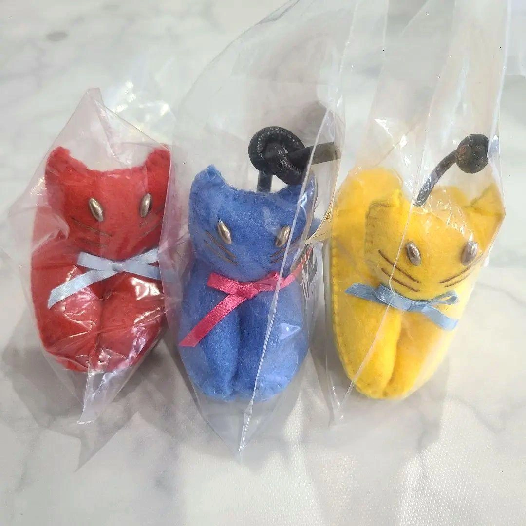 ネコ 赤 青 黄色 セットフェルト 工芸品 手作り 3匹 猫