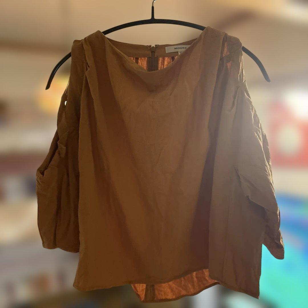 MOUSSY オープンショルダー トップス ブラウンの写真2枚目