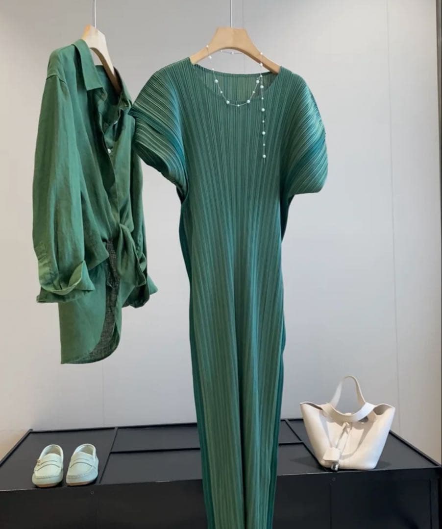 新品 プリーツロングワンピース グリーン 半袖