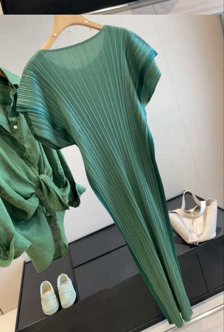 新品 プリーツロングワンピース グリーン 半袖の写真2枚目