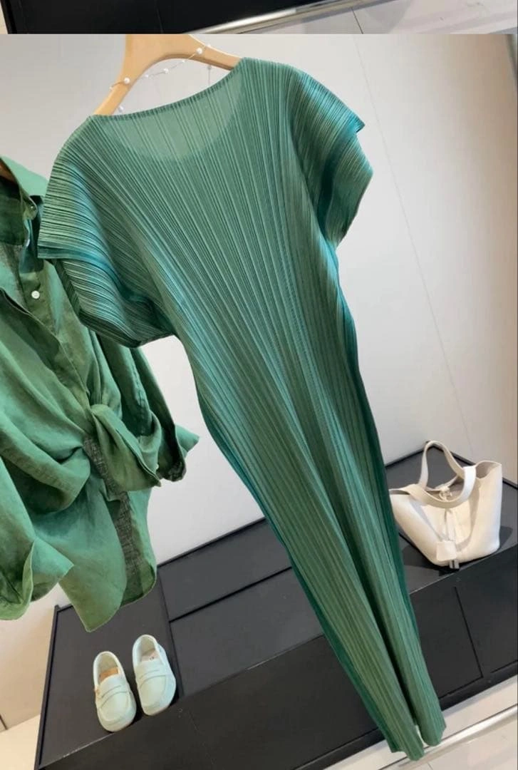 新品 プリーツロングワンピース グリーン 半袖の写真2枚目