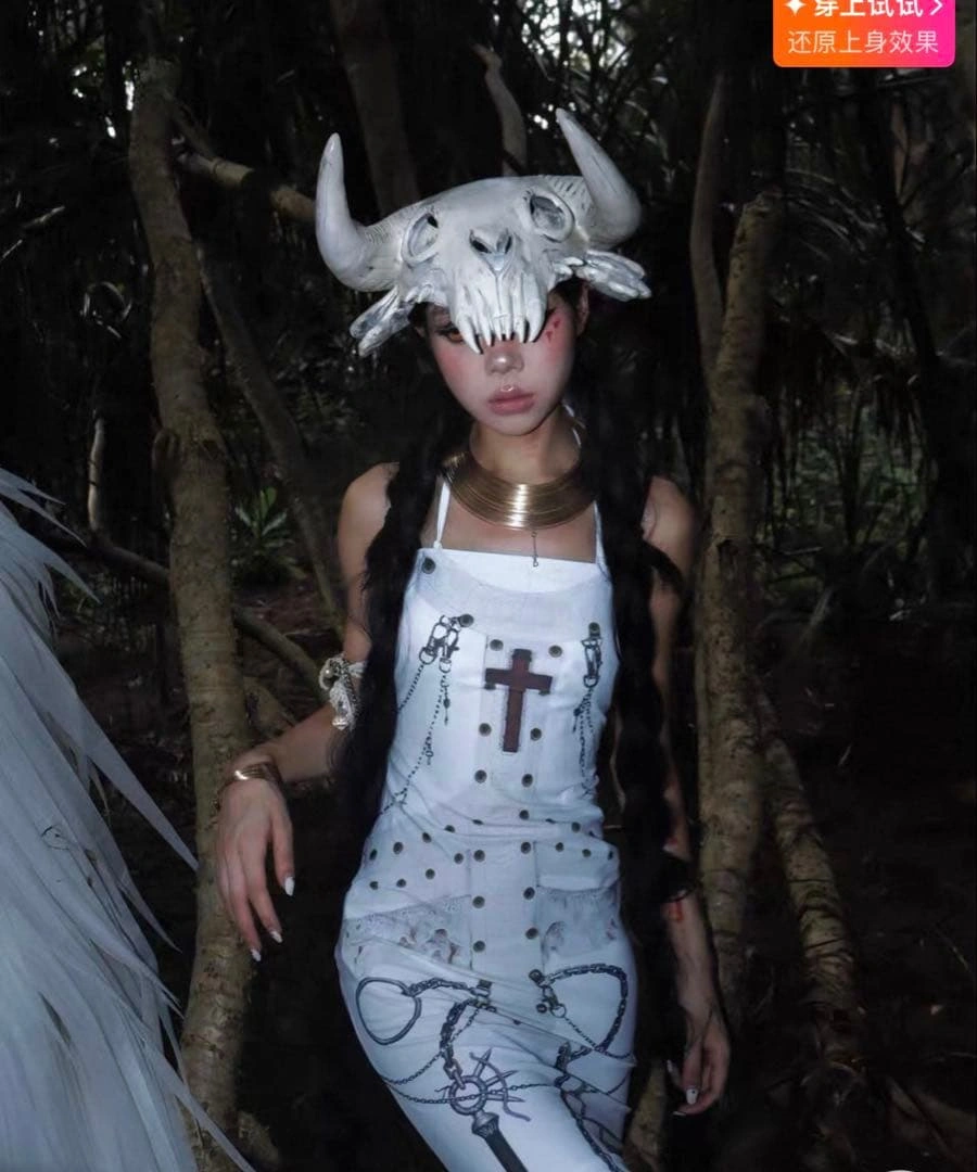 白いマーメイドラインのオリジナルプリント付きスリムロングワンピース