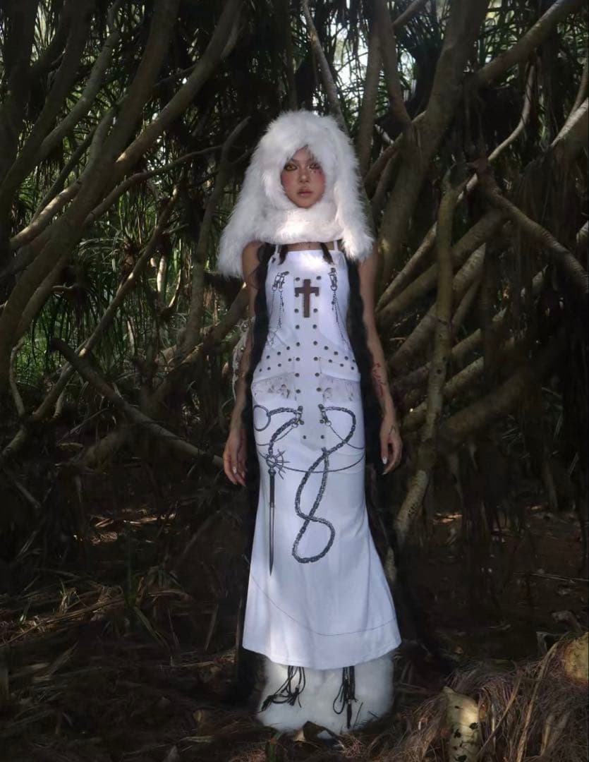 白いマーメイドラインのオリジナルプリント付きスリムロングワンピースの写真2枚目