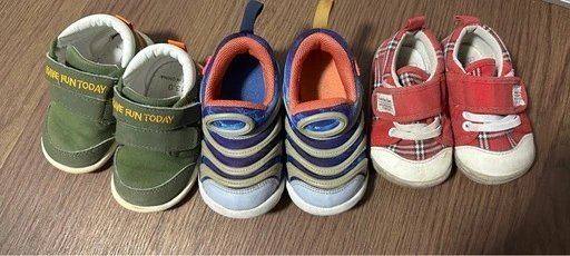 お子様用のスニーカー3足セット 13cm