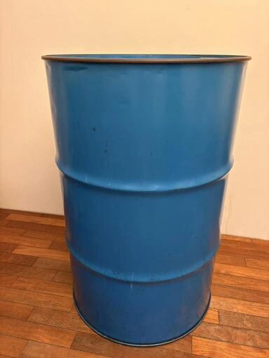 青いドラム缶 インテリア 什器 DIY ガレージ 店舗ディスプレイの写真2枚目