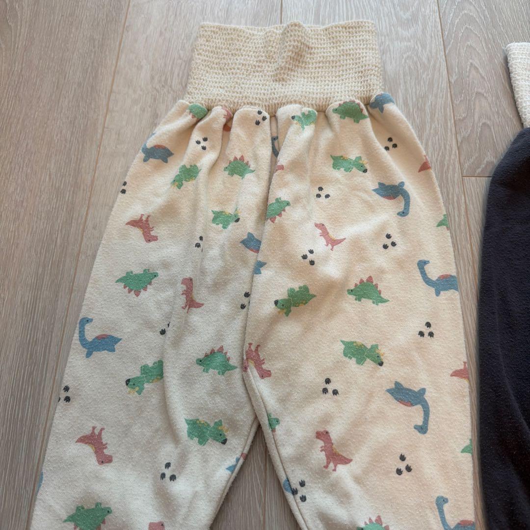 恐竜柄と無地のベビー用パンツ2点セットの写真2枚目