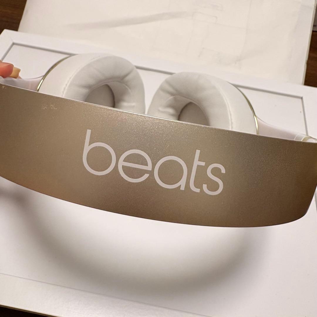 Beats ヘッドホン 本体 ホワイト ゴールドの写真3枚目