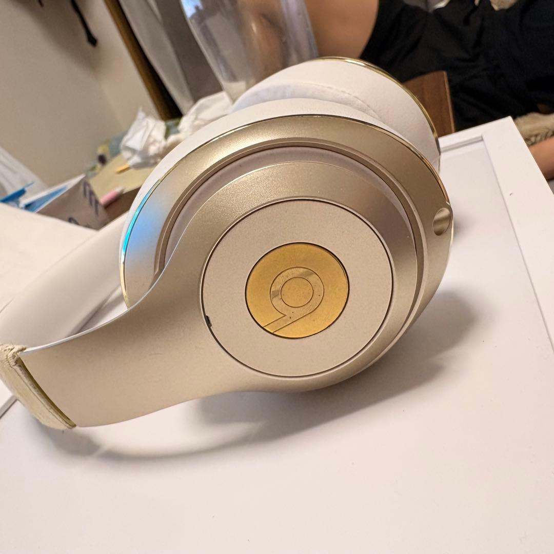 Beats ヘッドホン 本体 ホワイト ゴールドの写真4枚目