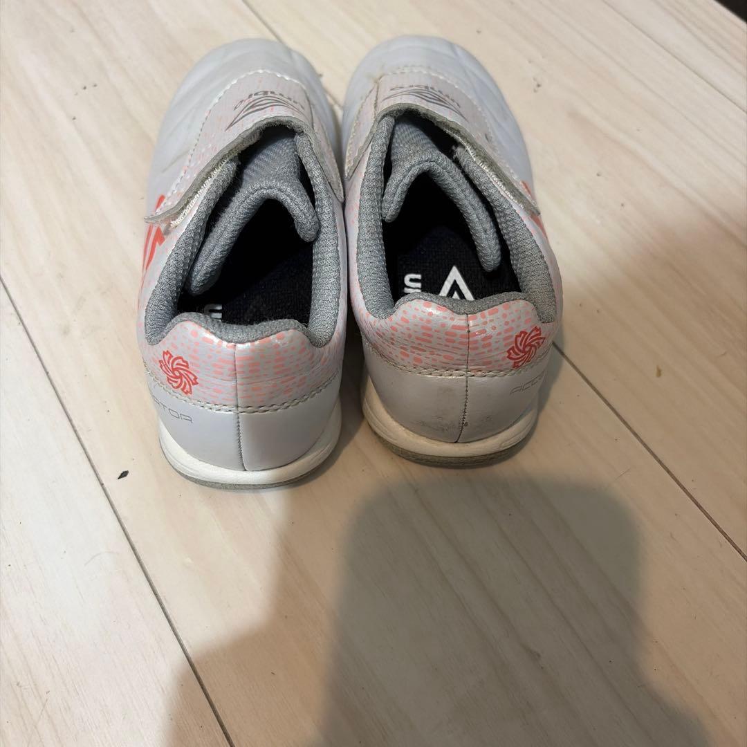UMBRO サッカーシューズ ホワイト ピンクの写真3枚目