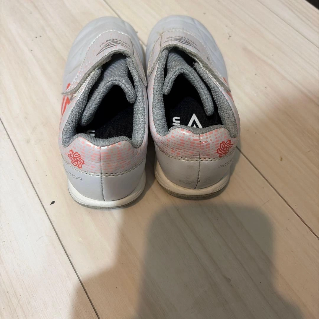 UMBRO サッカーシューズ ホワイト ピンクの写真3枚目