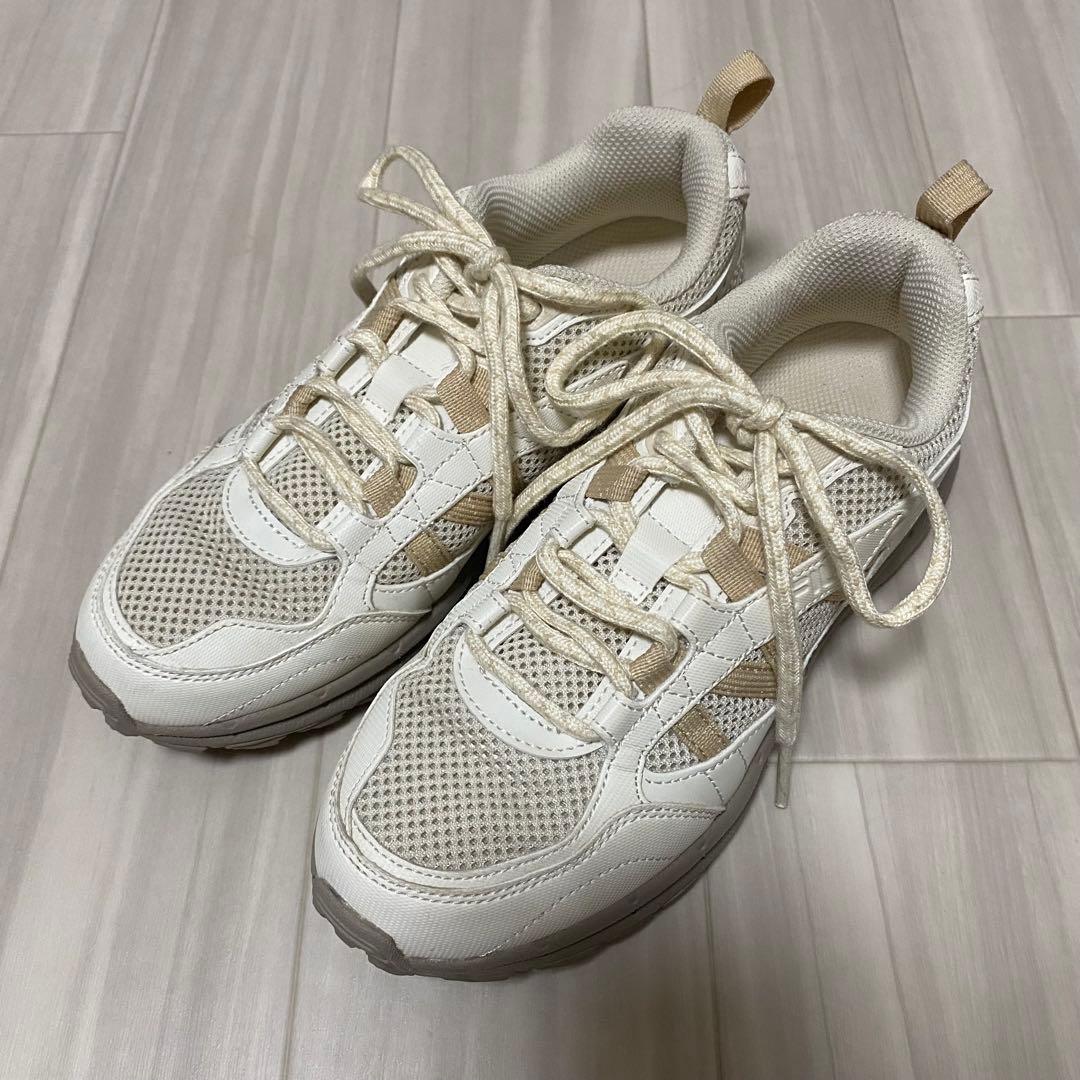 【美品】FILA スニーカー エバーグランドTR V3 23.5センチ ベージュの写真2枚目