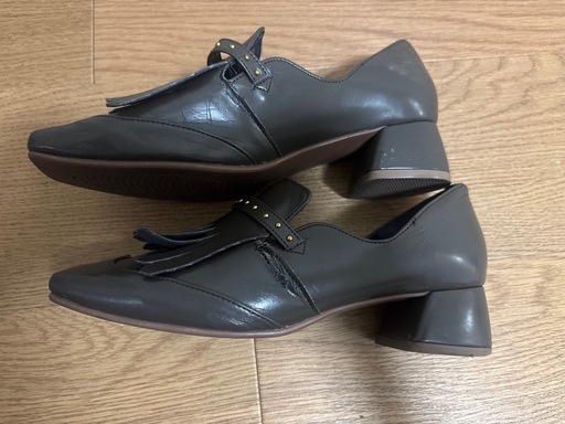 【10/10 13:00まで出品】velikoko(ヴェリココ) フリンジ スタッズ付き ローファー ダークグレー 22.5cmの写真3枚目