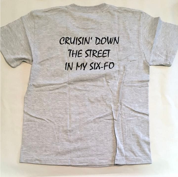 【新品】"STILL WAITING" HONEY&CHRIS Tシャツの写真2枚目