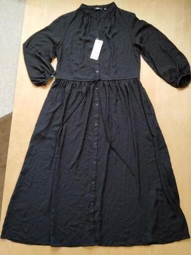 新品タグ付き ユニクロ ドローストリングロングワンピース(七分袖)Mの写真2枚目