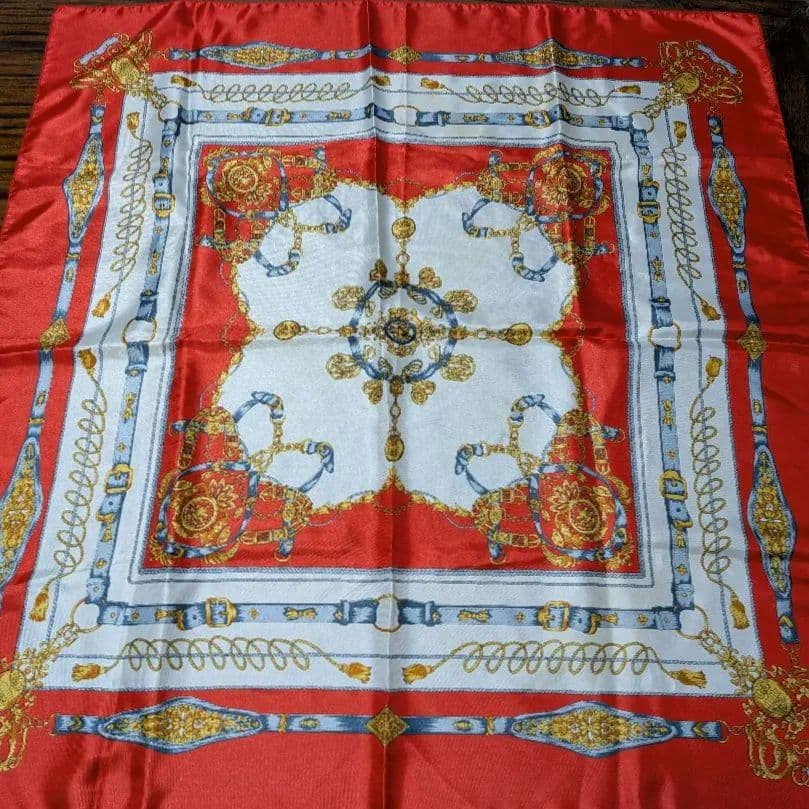【極美品】昭和レトロ 大判スカーフ(85cm) 馬具 ベルト柄 ヴィンテージの写真2枚目