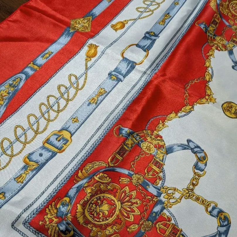 【極美品】昭和レトロ 大判スカーフ(85cm) 馬具 ベルト柄 ヴィンテージの写真3枚目