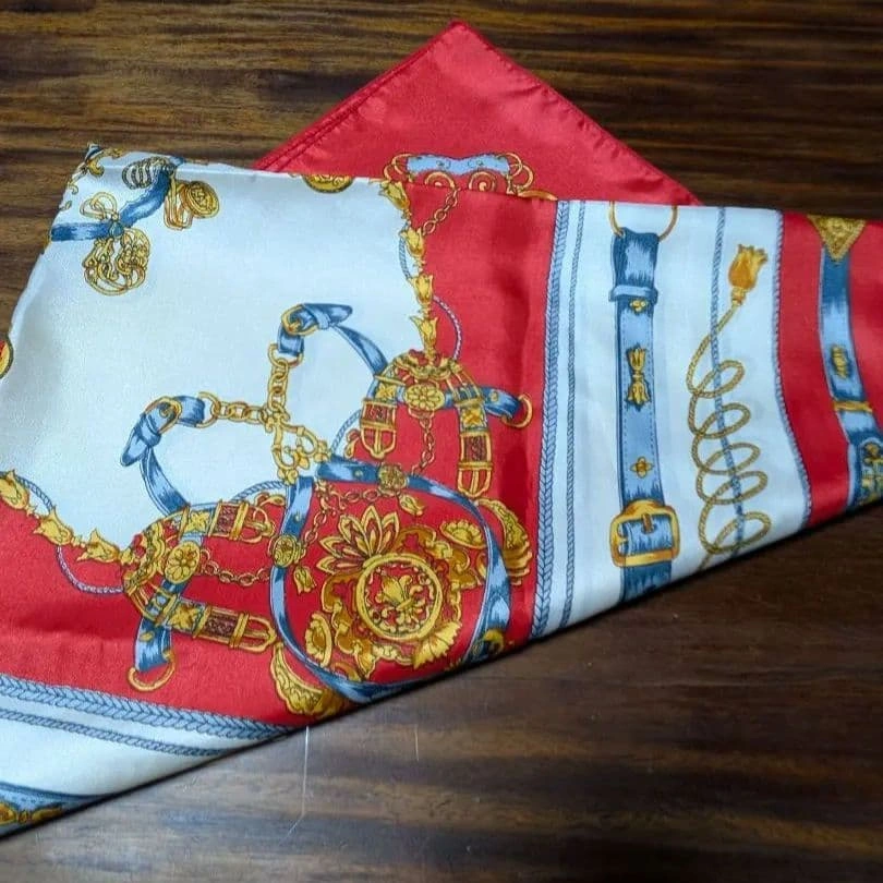【極美品】昭和レトロ 大判スカーフ(85cm) 馬具 ベルト柄 ヴィンテージの写真5枚目