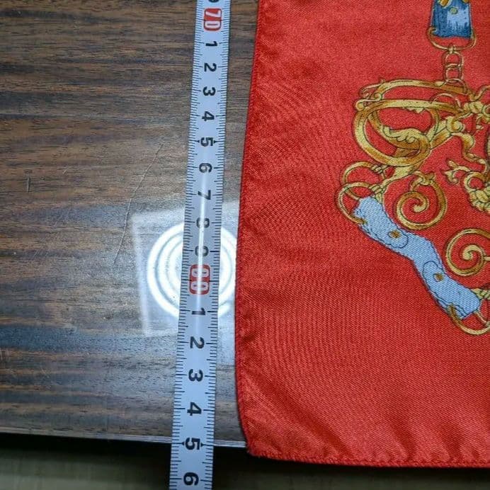 【極美品】昭和レトロ 大判スカーフ(85cm) 馬具 ベルト柄 ヴィンテージの写真6枚目