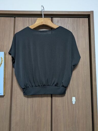 【ZARA】※未使用品※ ザラ Vネック シャーリングクロップド トップスの写真2枚目