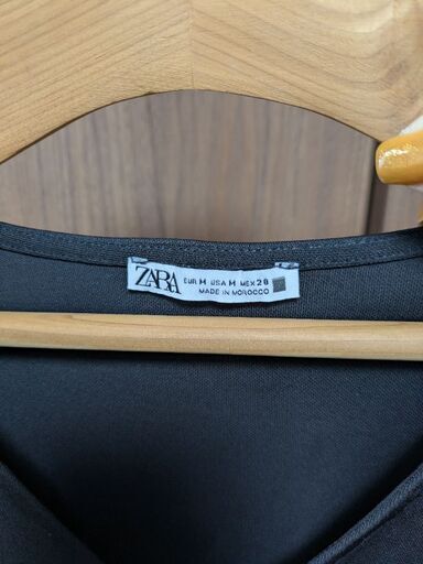 【ZARA】※未使用品※ ザラ Vネック シャーリングクロップド トップスの写真3枚目
