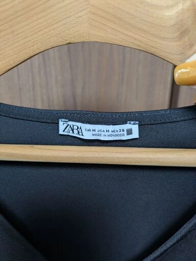 【ZARA】※未使用品※ ザラ Vネック シャーリングクロップド トップスの写真3枚目
