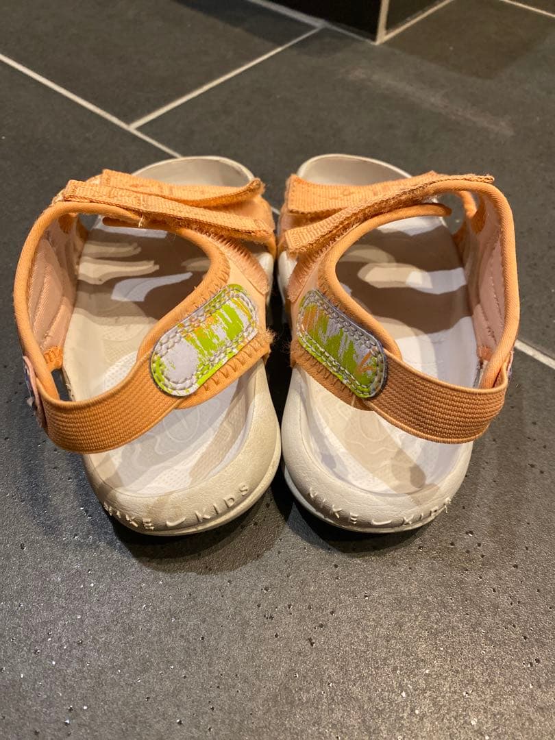 NIKE オレンジ ベルト付きサンダルの写真2枚目