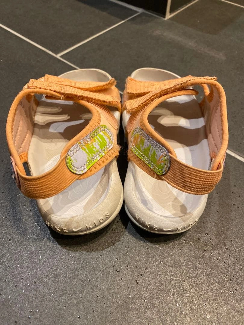 NIKE オレンジ ベルト付きサンダルの写真2枚目