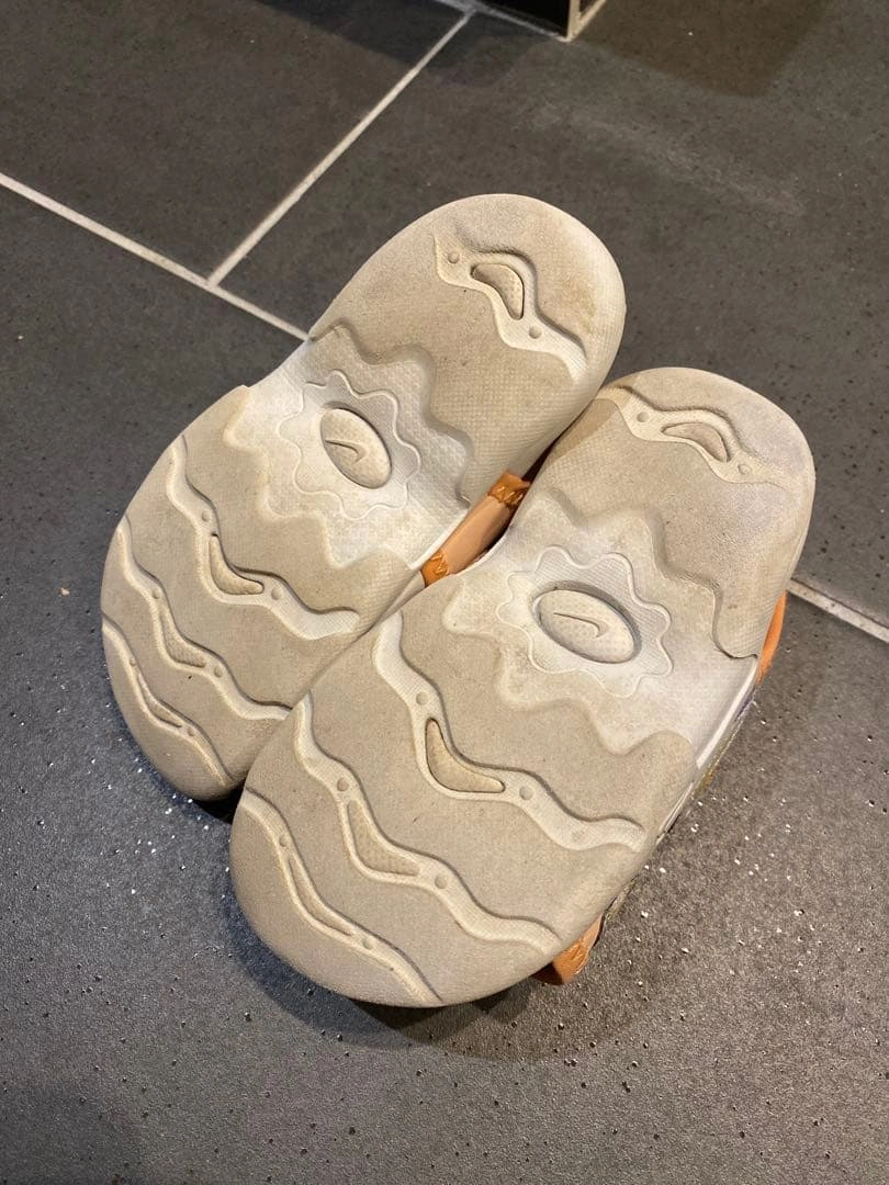 NIKE オレンジ ベルト付きサンダルの写真3枚目