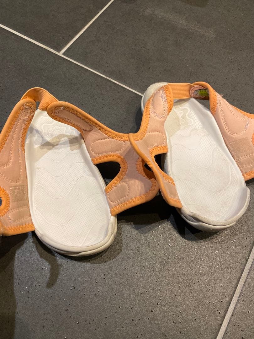 NIKE オレンジ ベルト付きサンダルの写真4枚目