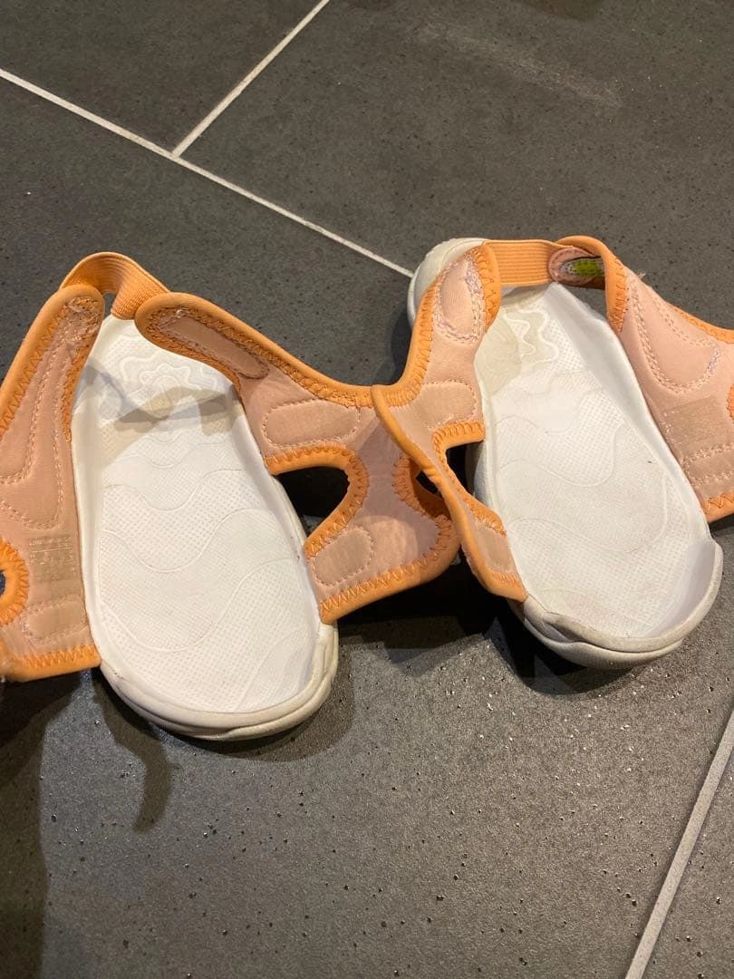 NIKE オレンジ ベルト付きサンダルの写真4枚目