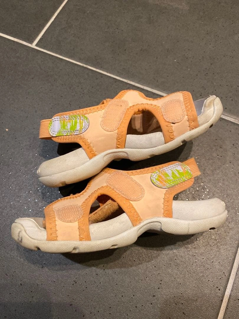 NIKE オレンジ ベルト付きサンダルの写真5枚目