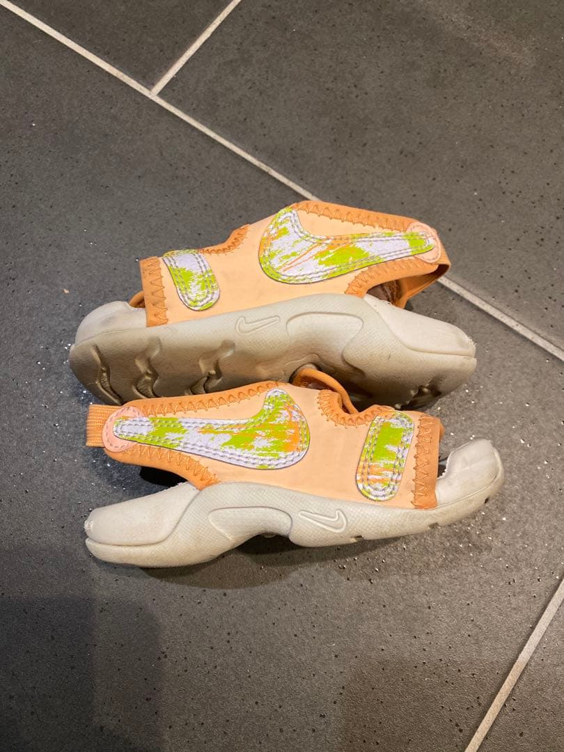 NIKE オレンジ ベルト付きサンダルの写真6枚目