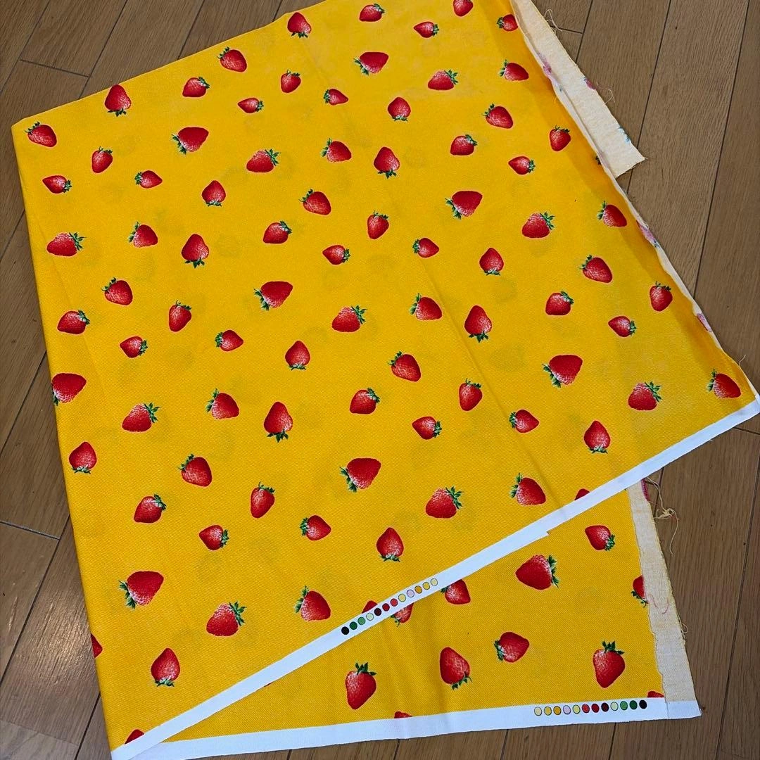 110cm×100cm 半端地 いちご柄 生地 布地 ハンドメイド素材