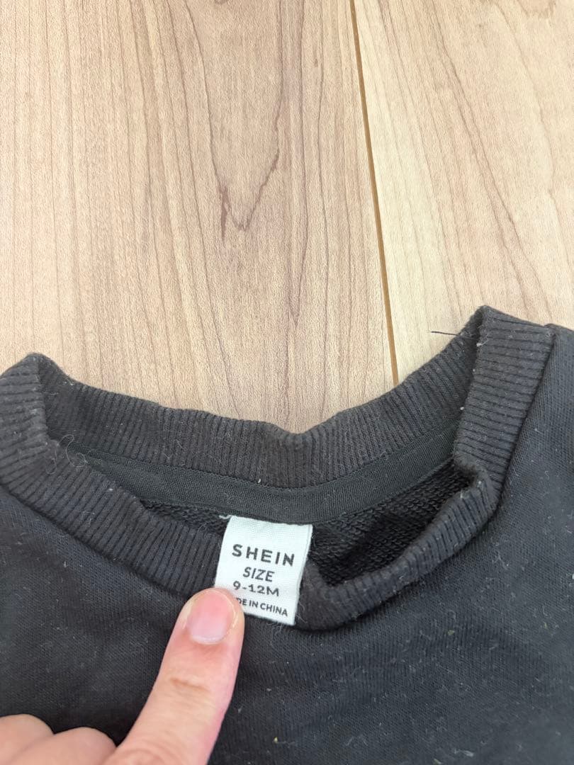 SHEIN ベビー トレーナー 4枚セット 9-12M 双子 おそろい 赤 黒の写真5枚目
