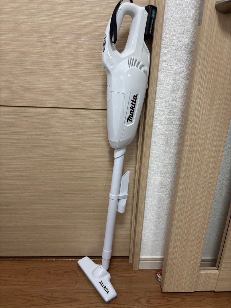 マキタ コードレス掃除機 CL107FD 充電器・サイクロンアタッチメント付の写真2枚目