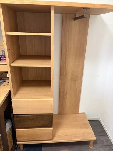 ハンガーラック付き収納家具