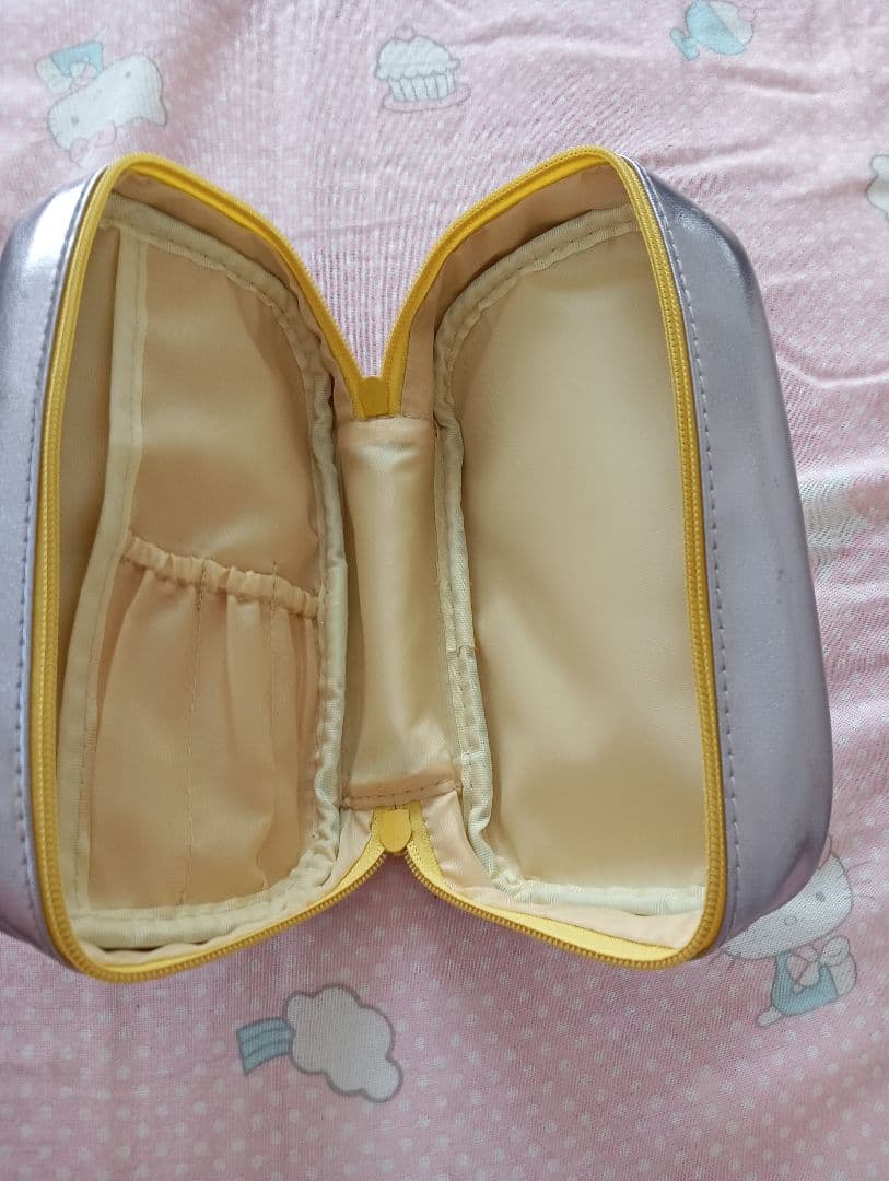 未使用に近いメタリックパープル メイクポーチ リボン付きの写真3枚目