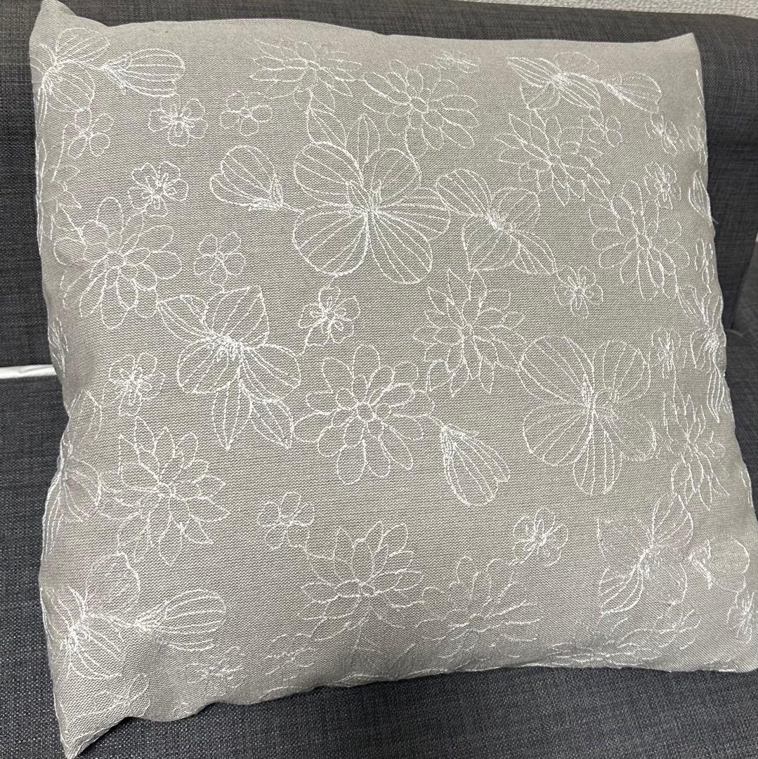 麻クッションカバー　グリーン花柄刺繍　新品　白花柄刺繍とセット¥5800の写真2枚目