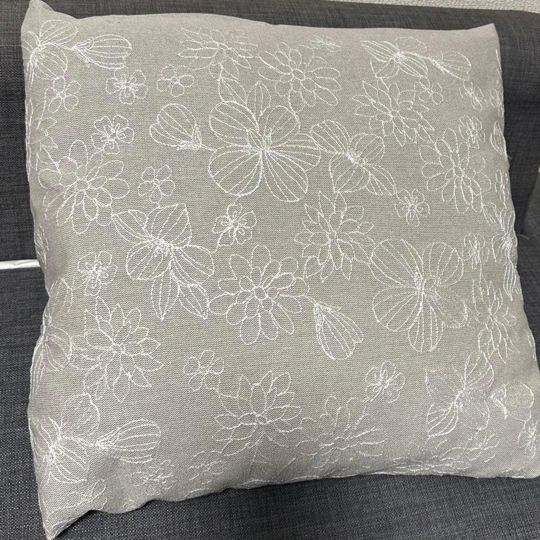 麻クッションカバー グリーン花柄刺繍 新品 白花柄刺繍とセット¥5800の写真2枚目