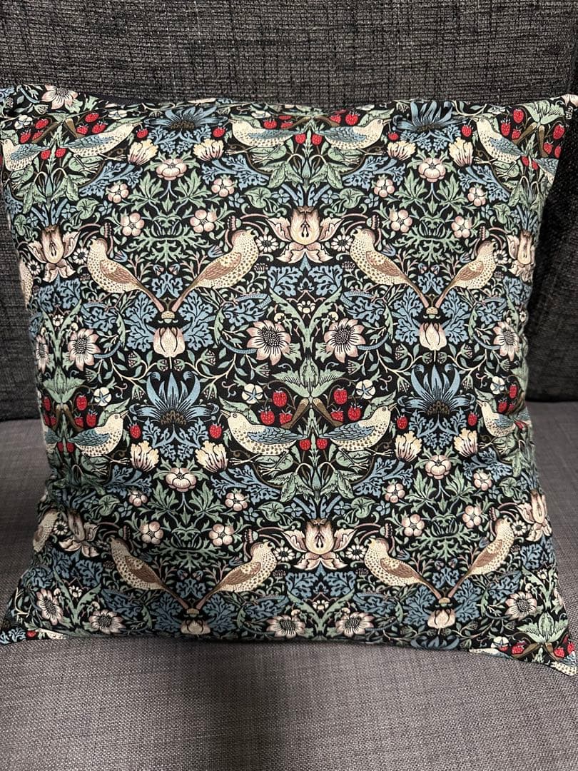 麻クッションカバー　グリーン花柄刺繍　新品　白花柄刺繍とセット¥5800の写真3枚目