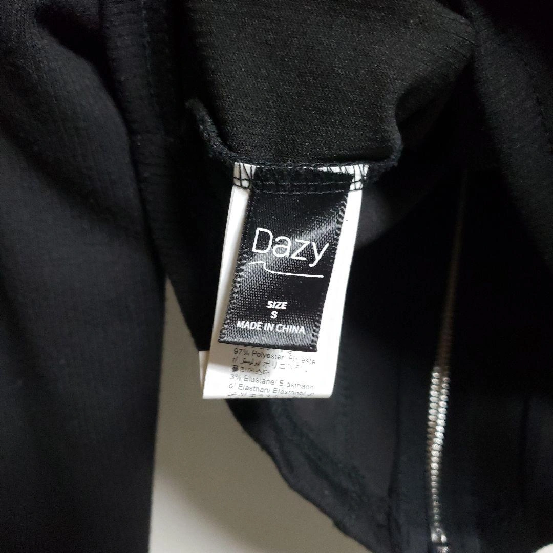 Dazy ブラック ショート丈 ダブルジップパーカー S 新品未使用の写真3枚目