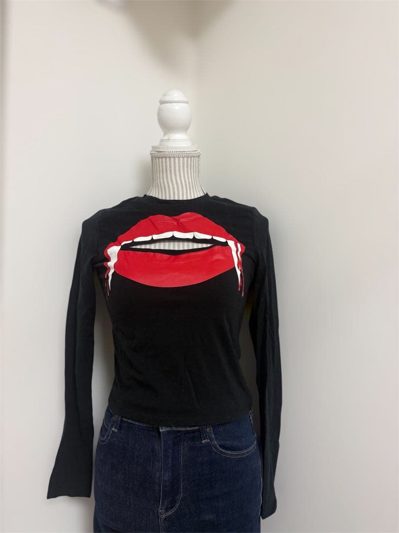 【H&M】リップ柄 カットアウト 長袖Tシャツ ブラック