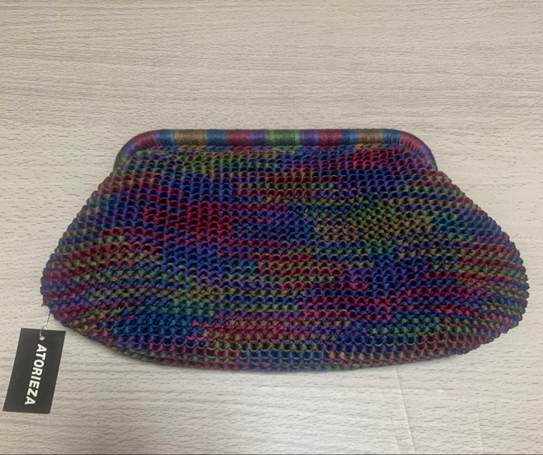 新品　段染め糸　カラフルなデザインの　がま口クラッチ　クラッチの写真2枚目